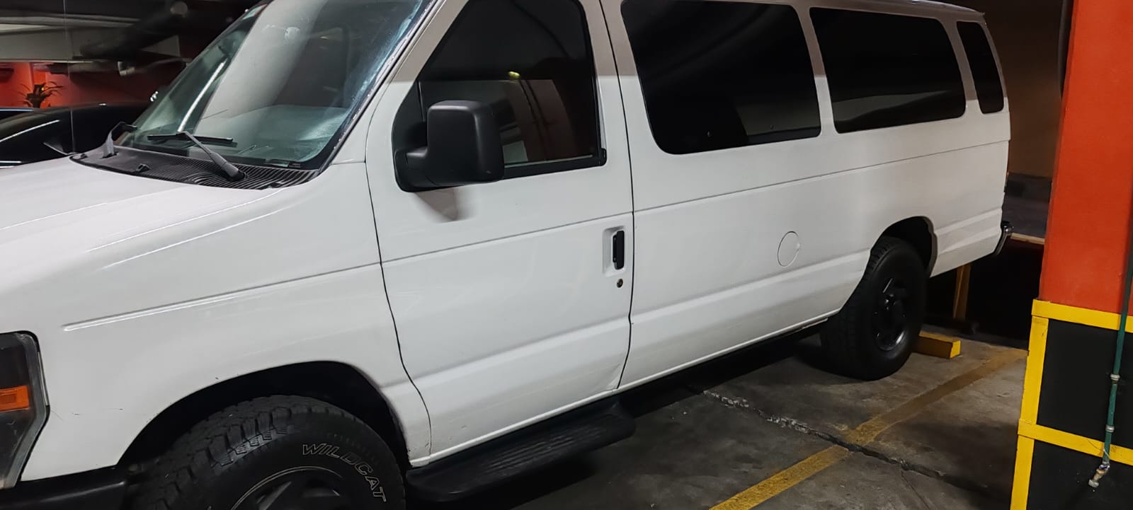Camioneta de MonTransportes para viajes privados de familias y grupos